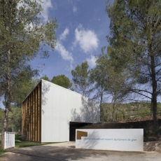 Pabellón de baños y cafetería para la piscina municipal de Santo Espíritu